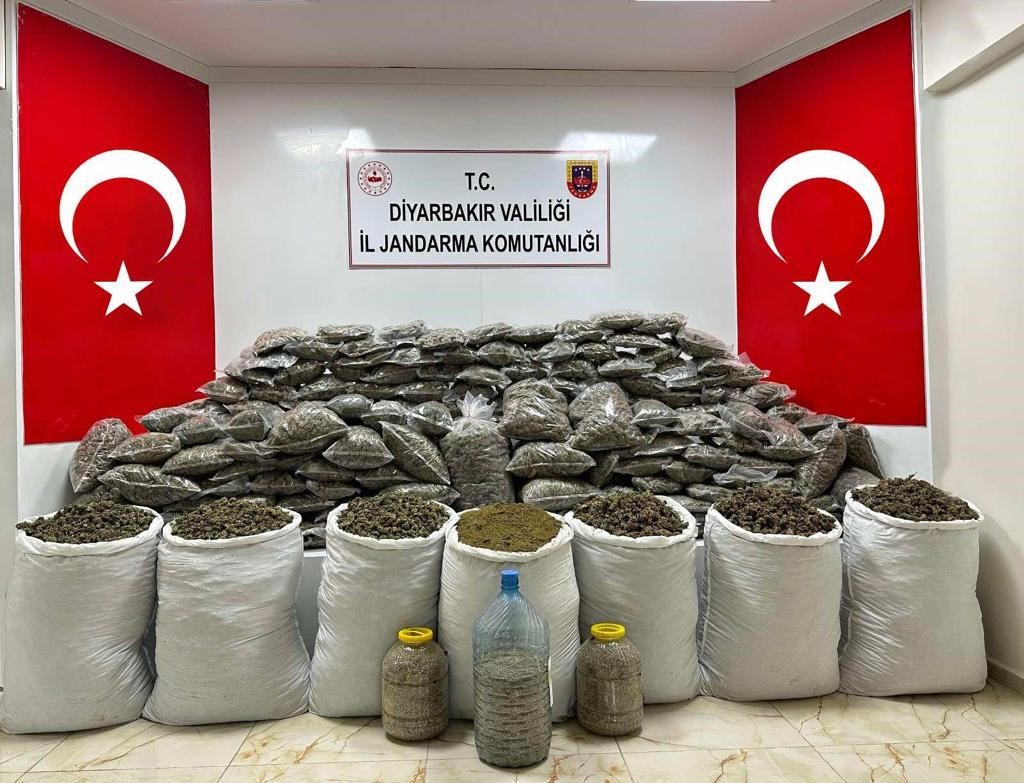 Diyarbakır’da 204 kilogram esrar ve 13 kilogram kenevir tohumu ele geçirildi.