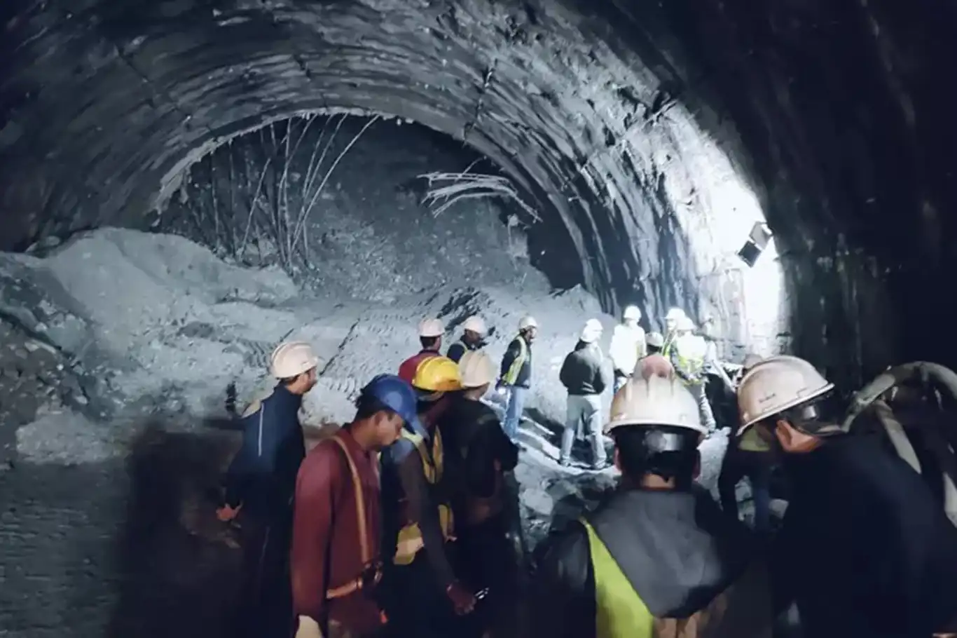 Tünel kazasında mahsur kalan işçiler halen kurtarılamadı