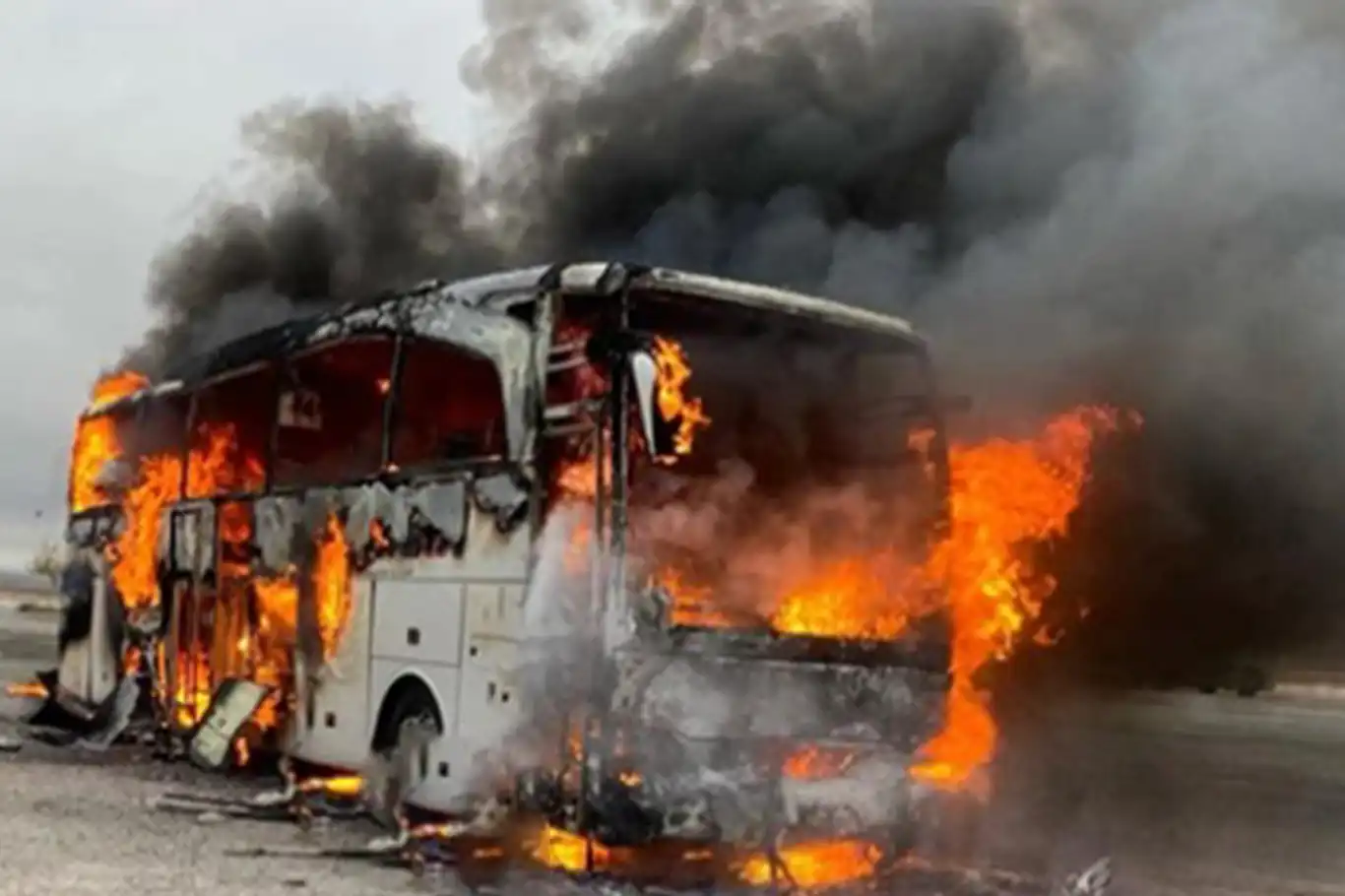 40 yolcu bulunan otobüs alev aldı