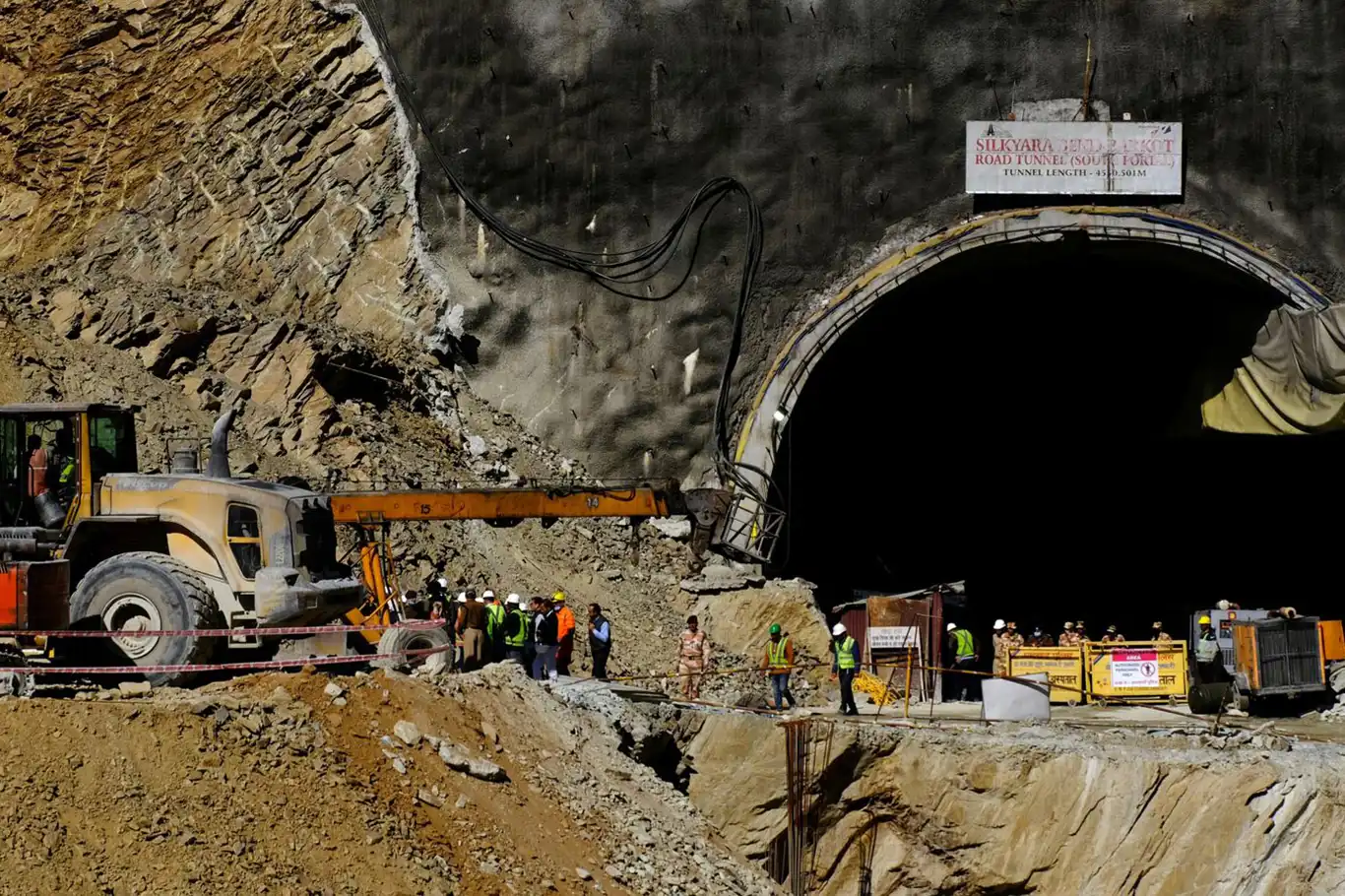 Tünelde mahsur kalan 41 işçi kurtarılmayı bekliyor