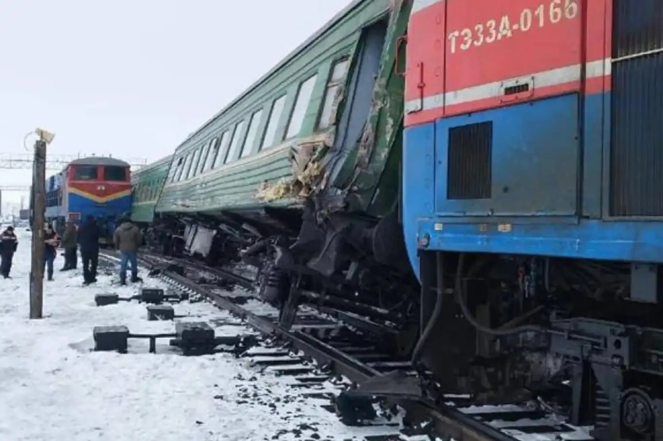 İki tren kafa kafaya çarpıştı: Onlarca yaralı var!