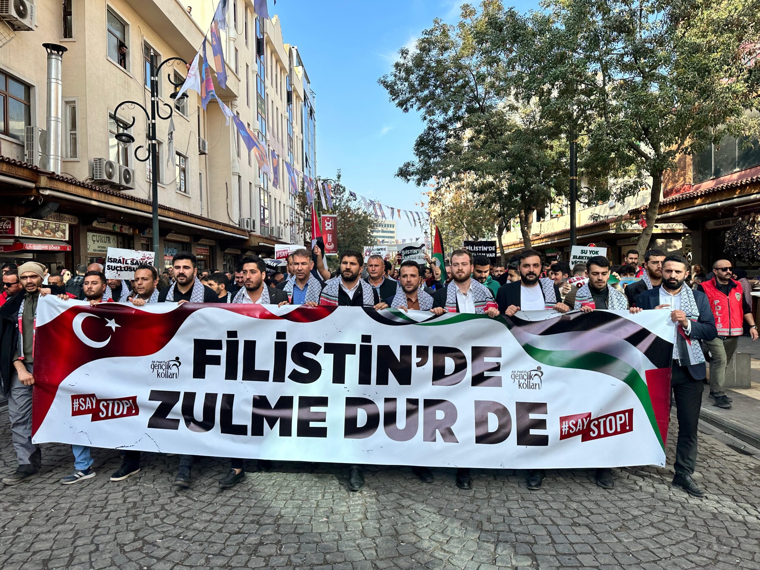 Diyarbakır’da AK Partili gençler Filistin için yürüdü