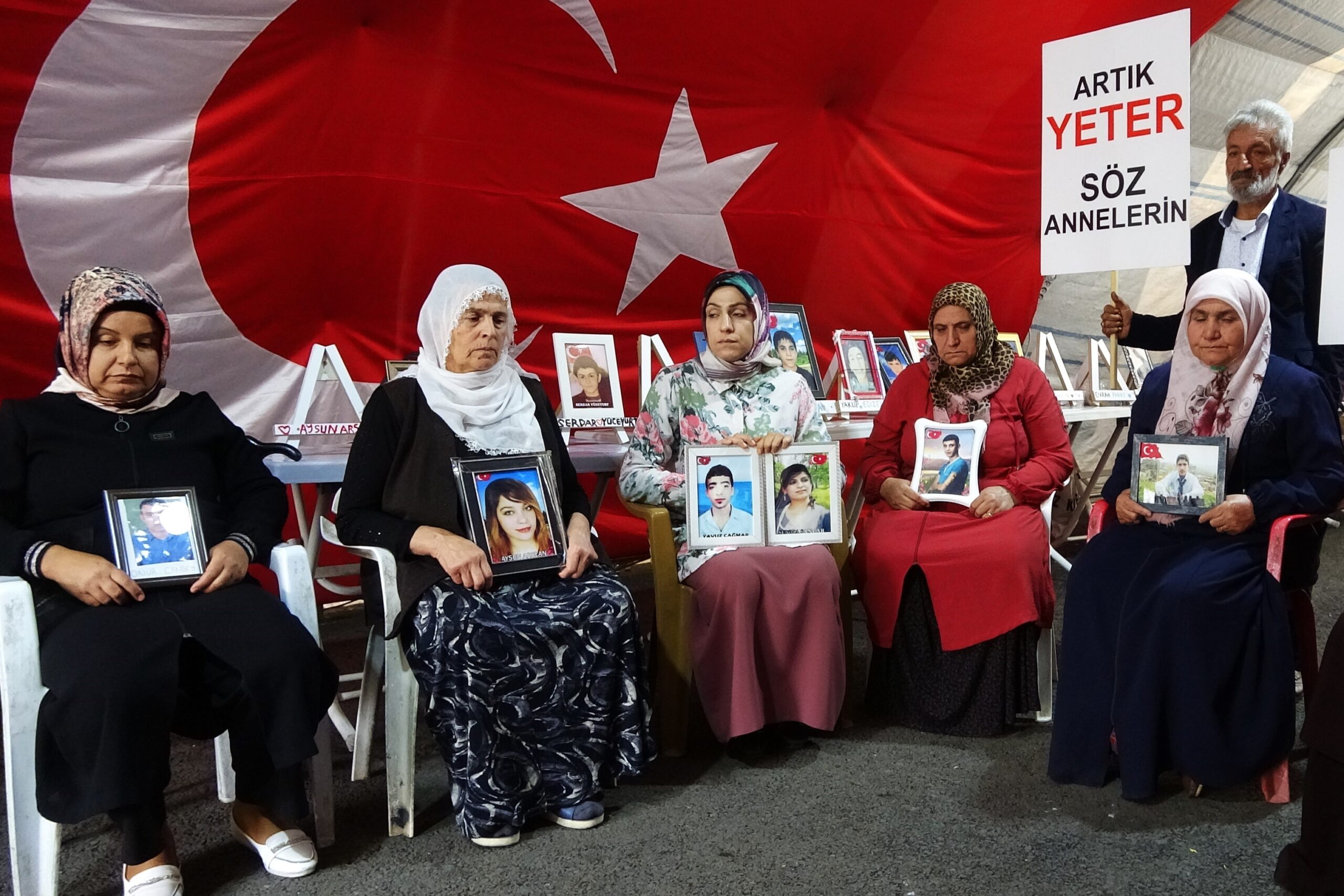 Diyarbakır’da ailelerin nöbeti sürüyor
