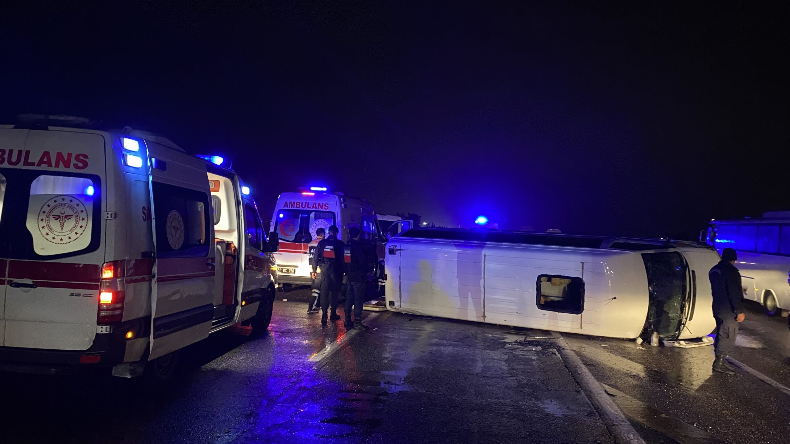 Son Dakika: Diyarbakır’da yolcu minibüsü devrildi: 14 yaralı