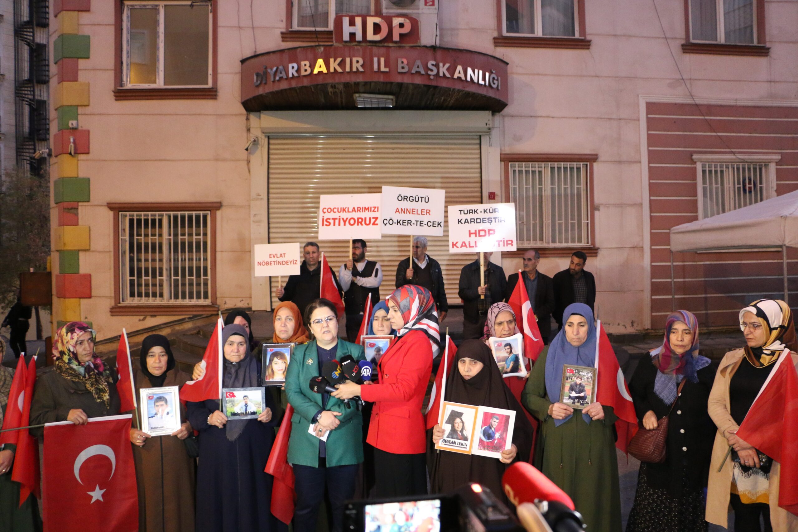 TBMM İnsan Hakları İnceleme Komisyonu, Diyarbakır anneleriyle buluştu