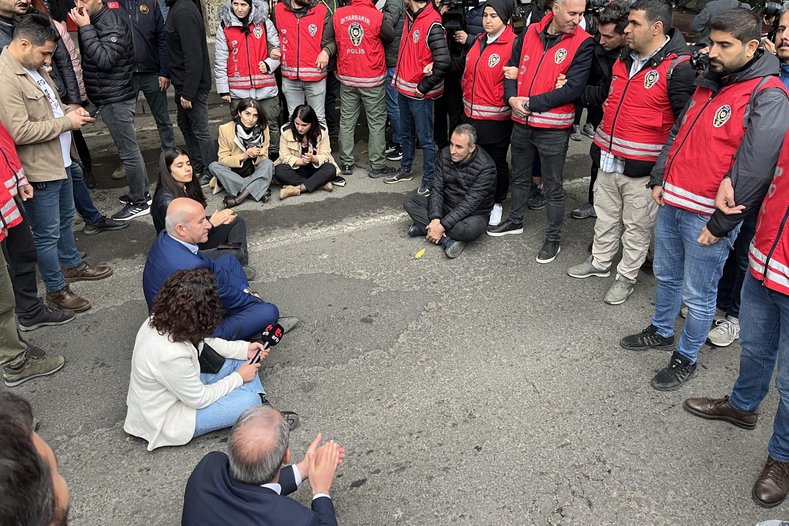 Diyarbakır’da izinsiz yürüyüşe müdahale: 50 gözaltı