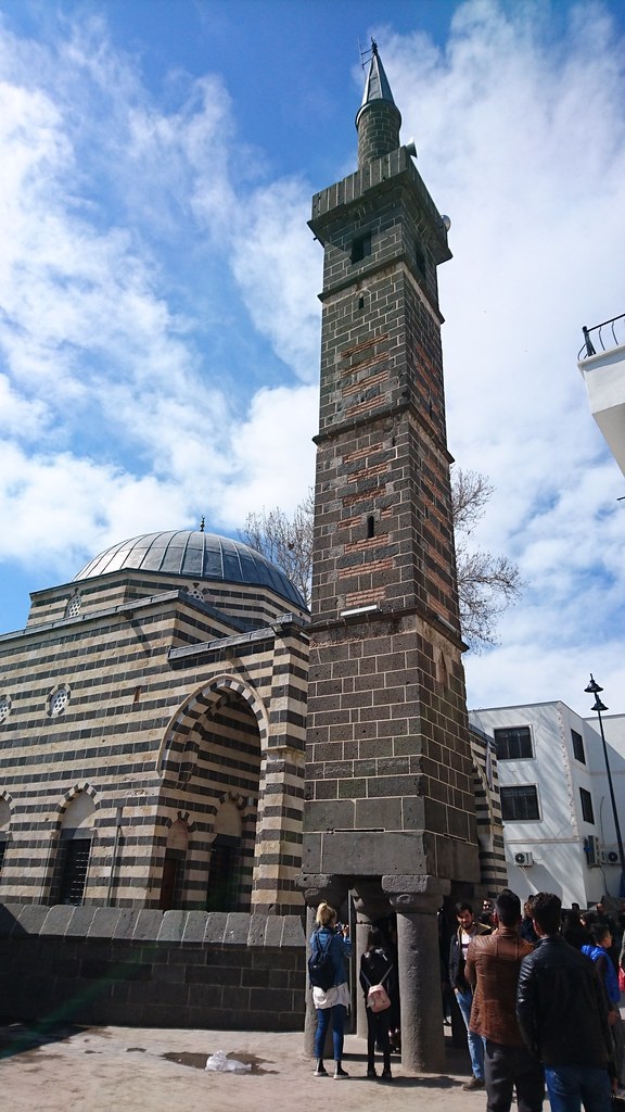 Diyarbakır’ın dünyaca ünlü camiinde rezalet!