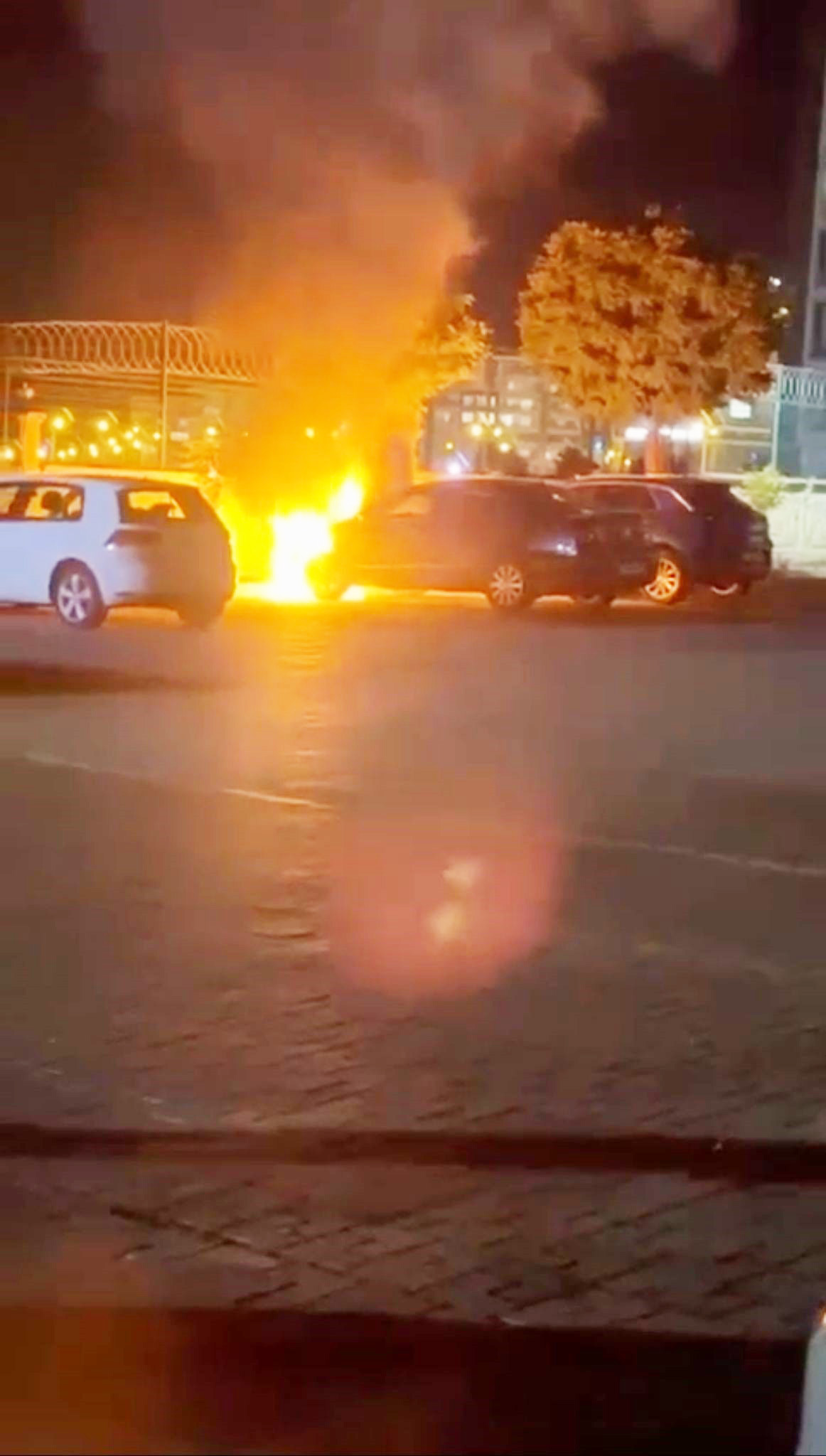 Diyarbakır’da lüks otomobil cayır cayır yandı