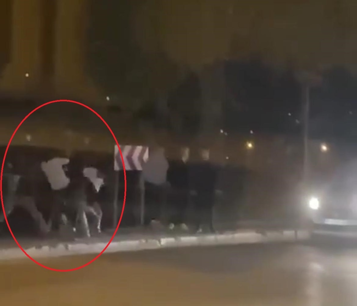 ‘Yan bakma’ kavgası kamerada: Caddeyi boks ringine çevirdiler
