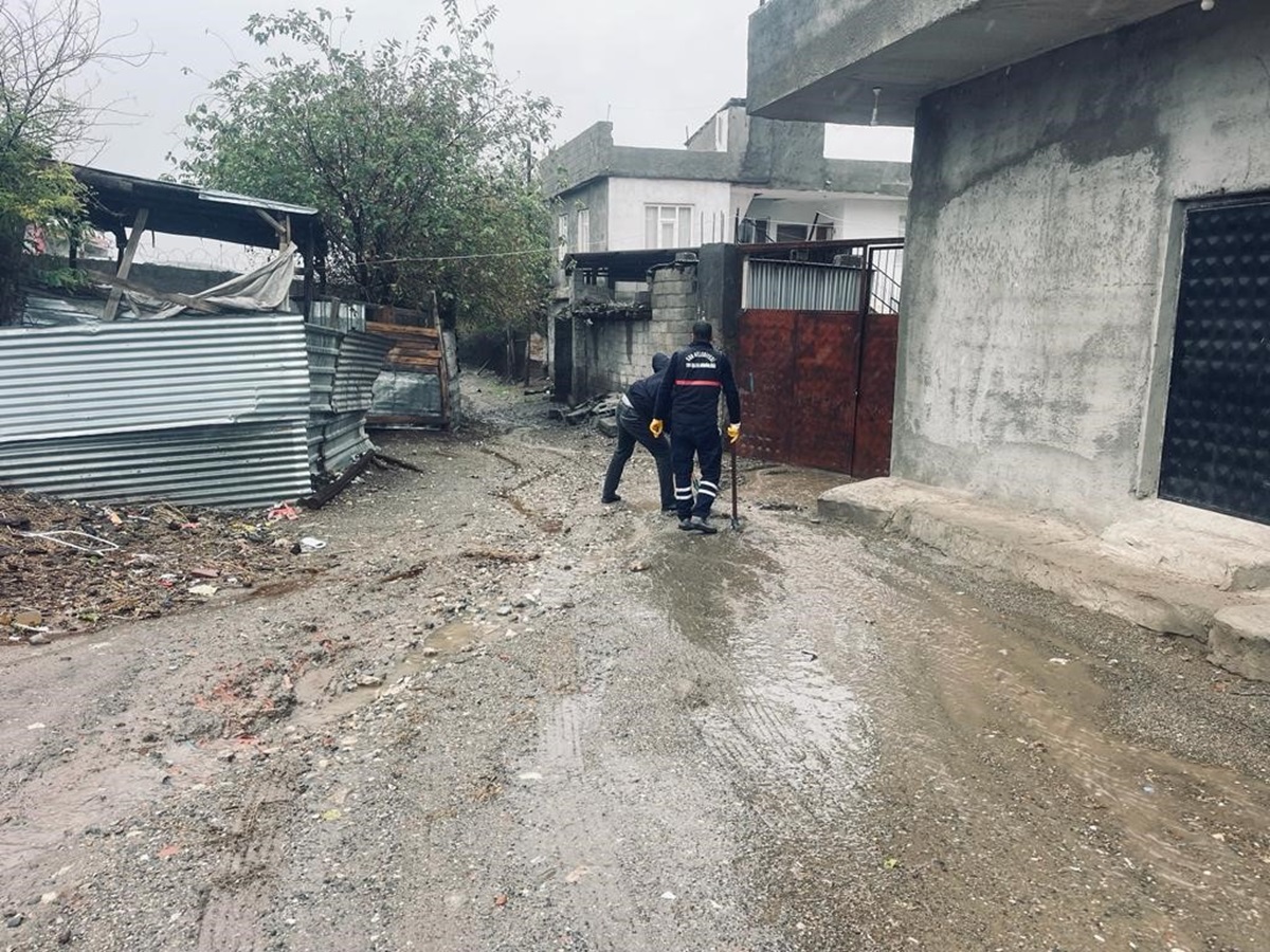 Diyarbakır’da yağış sonrası çamur yığınları temizlendi
