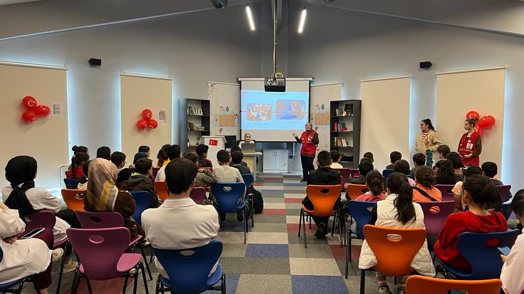 Diyarbakır’da Kızılay’dan lise öğrencilerine seminer