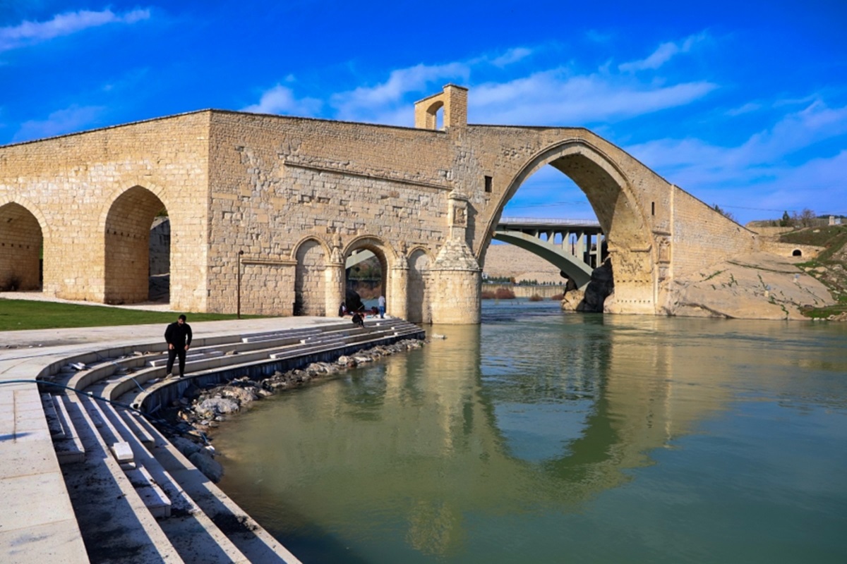 Diyarbakır’daki tarihi Malabadi Köprüsü renkleniyor!