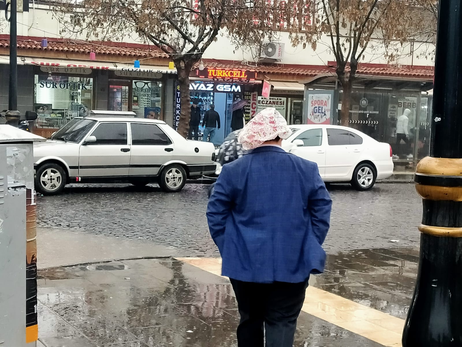 Yağmurdan korunmaya çalışan Diyarbakır halkı ilginç yöntemlere başvurdu