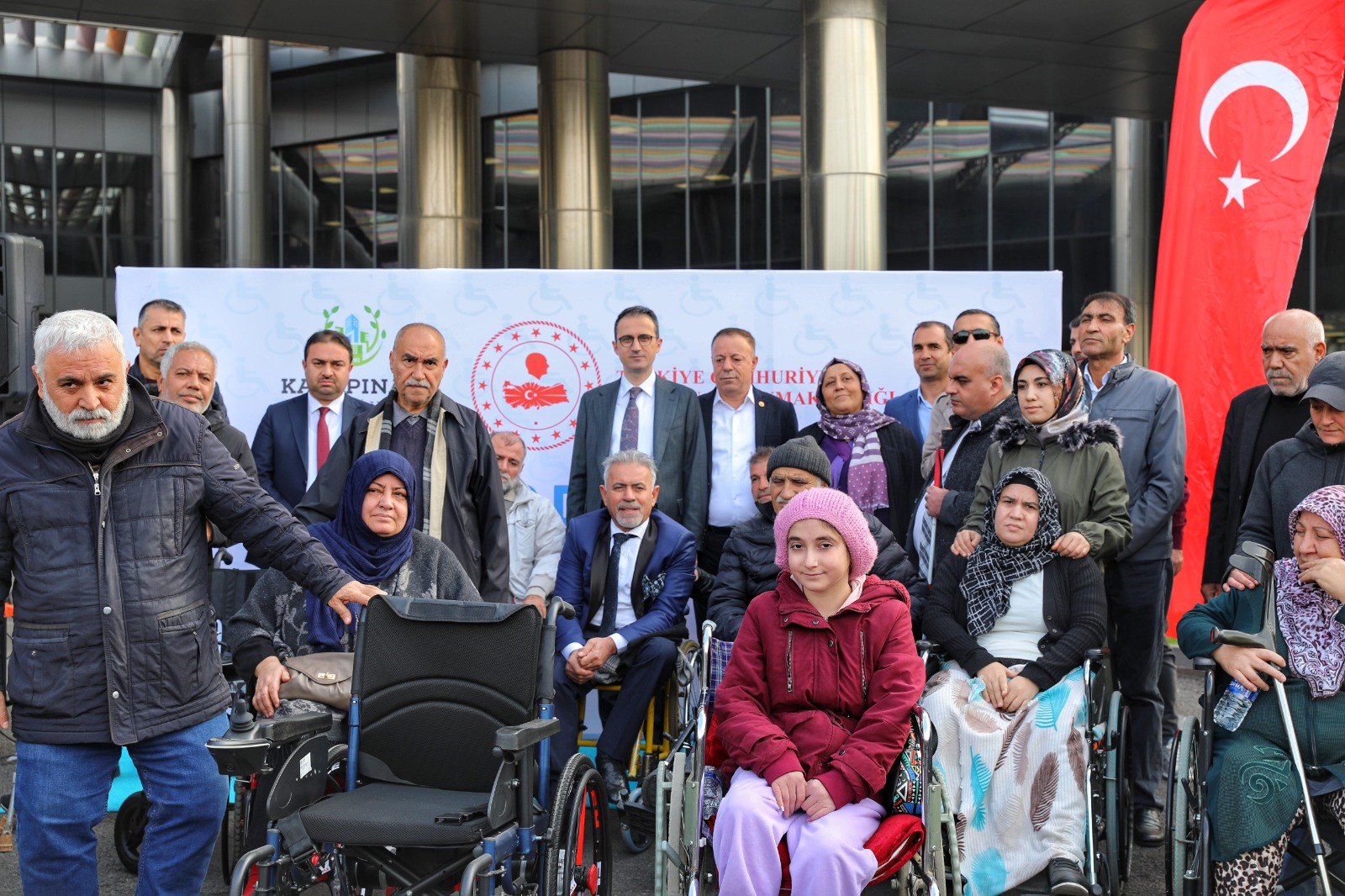 Diyarbakır’da 100 engelliye akülü araç hediye edildi