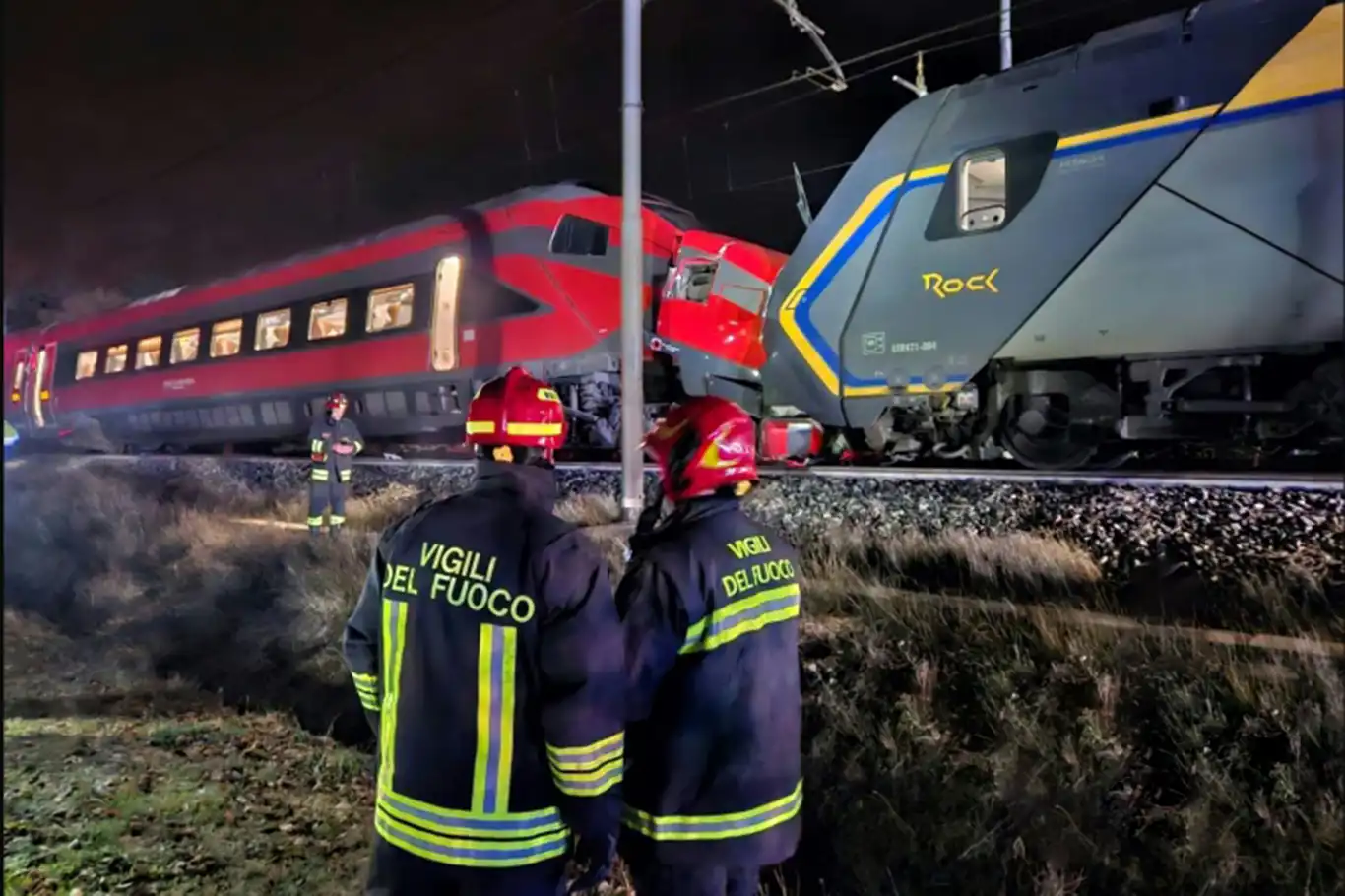 Feci kazada ki tren çarpıştı: 17 yaralı