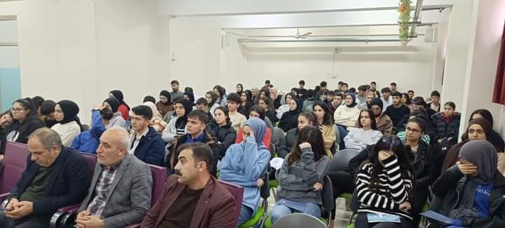 Diyarbakır’da üniversiteye hazırlanan gençler için seminer