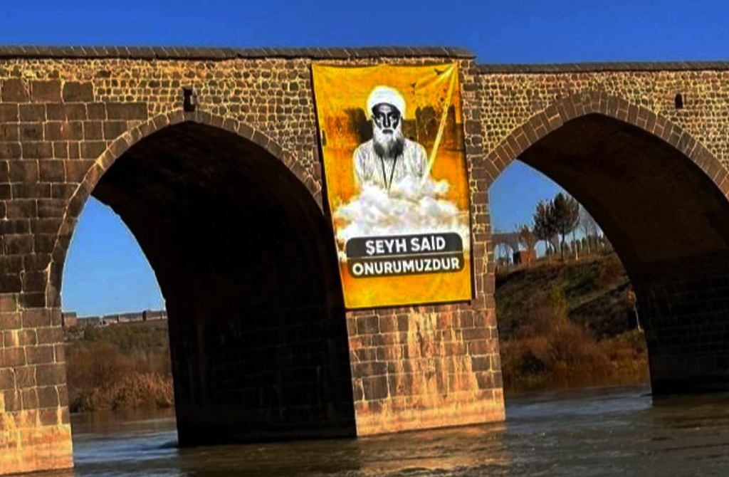 Diyarbakır’da Şeyh Said posteri 10 Gözlü Köprü ‘ye asıldı