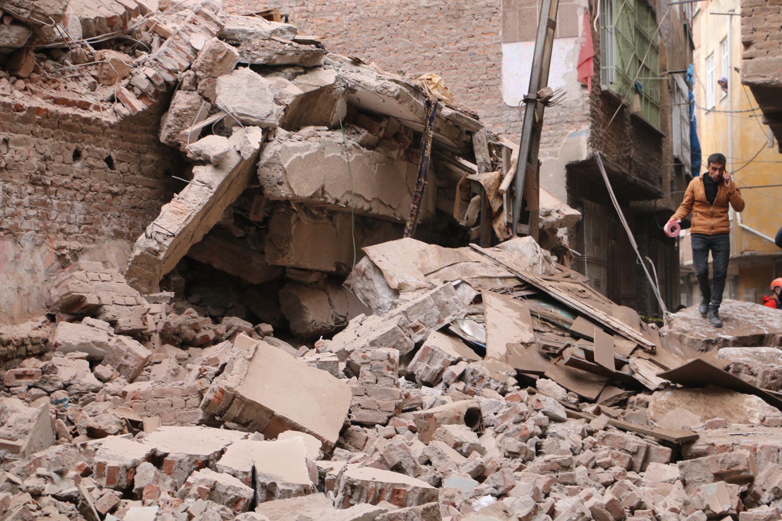 Diyarbakır’da bina çöktü: Enkazda arama çalışmaları yapılıyor