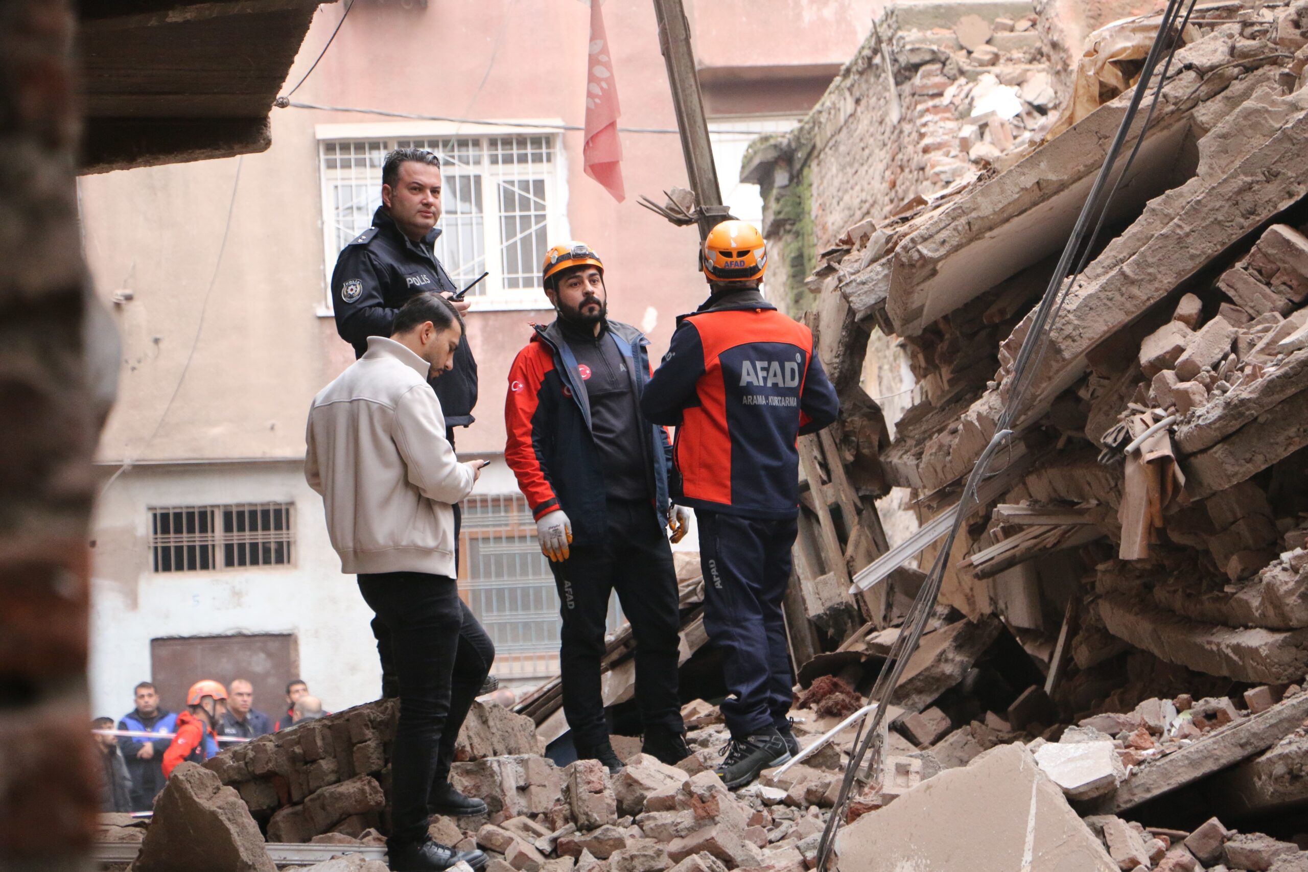 Diyarbakır’da çöken binada arama tarama çalışmaları bitti
