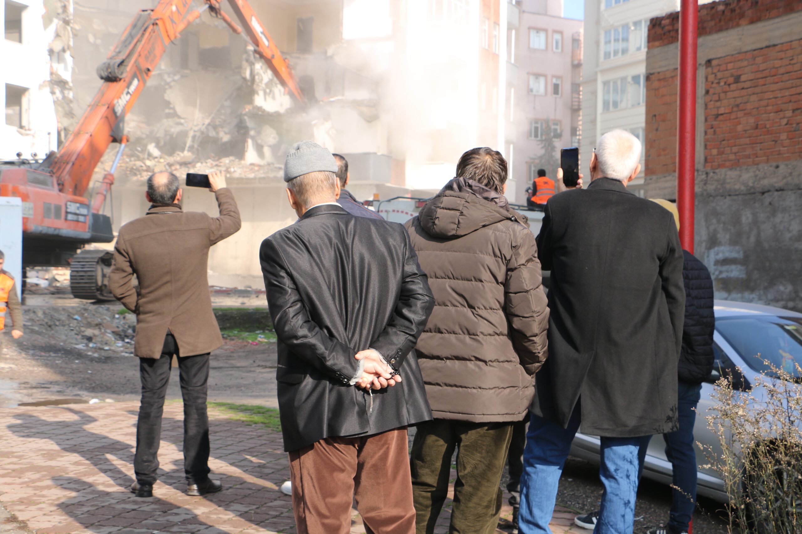 Diyarbakır’da bina çöktü vatandaşlar film izler gibi  baktı