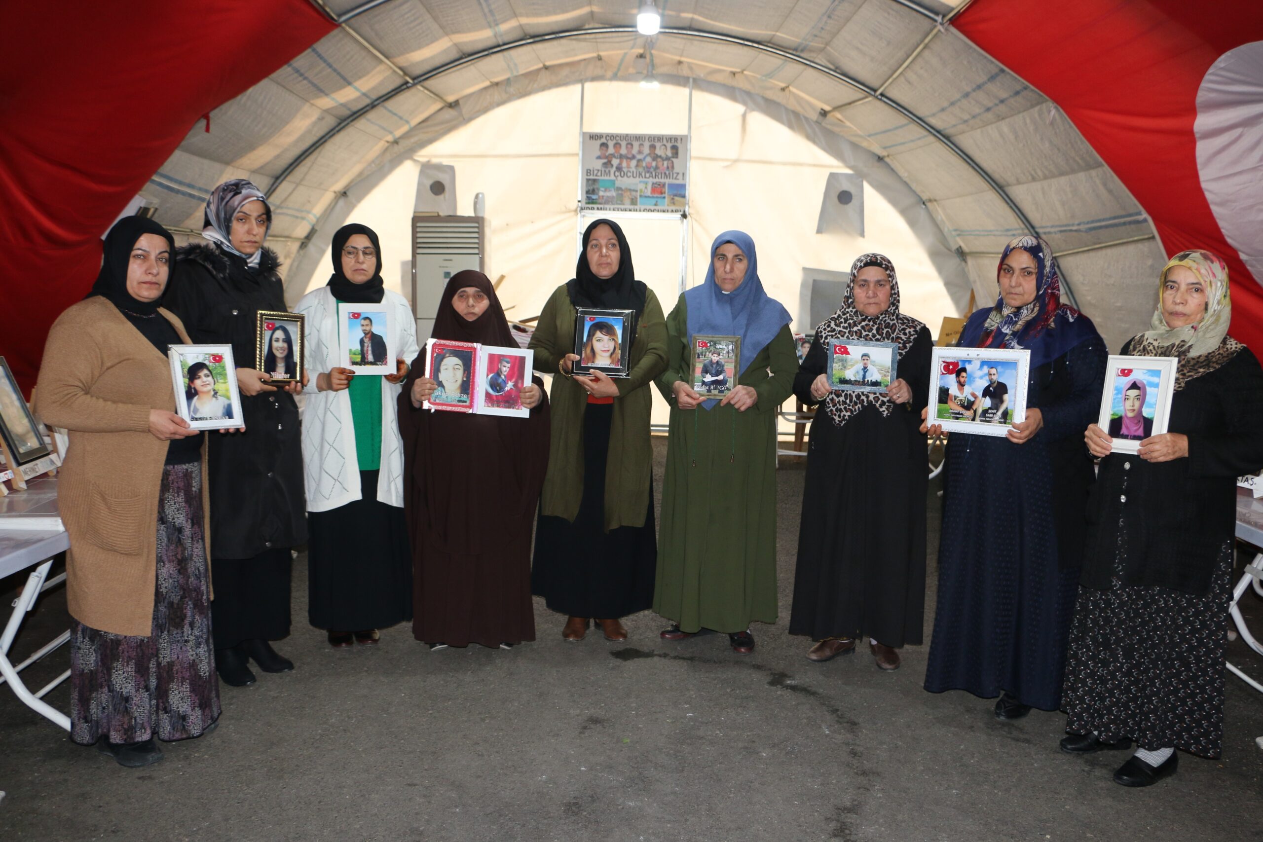 Diyarbakır anneleri HDP önünde nöbete devam ediyor