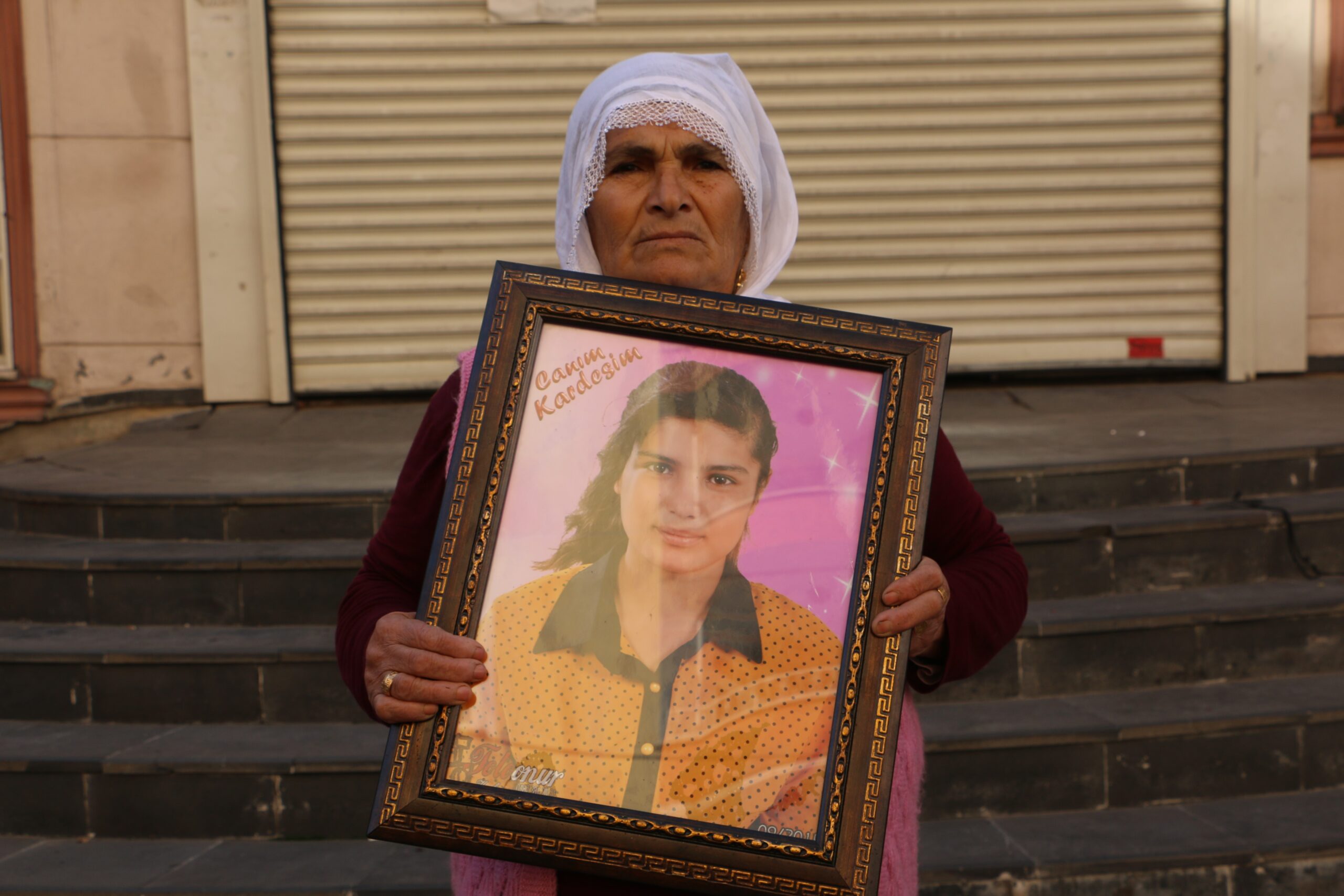 Diyarbakır'da kızını isteyen anne oturma eylemine dahil oldu