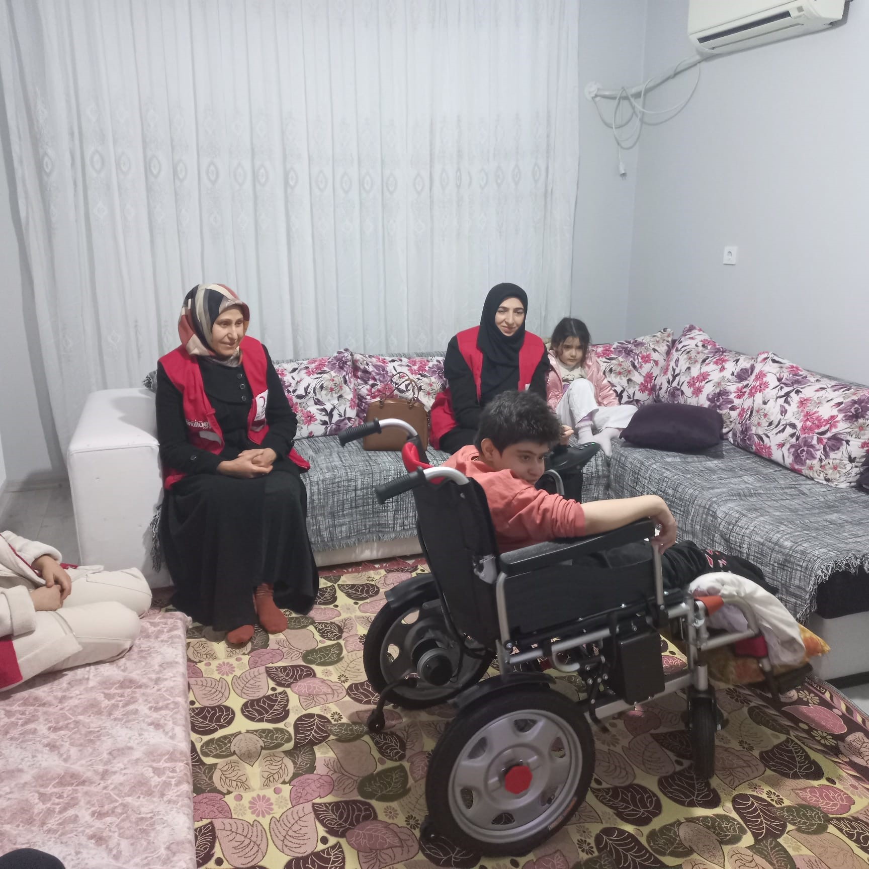 Diyarbakır’da Kızılay şubesinden tekerlekli sandalye desteği