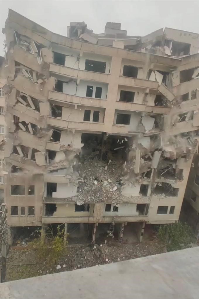 Diyarbakır’da ağır hasarlı bina korna ile çöktü!