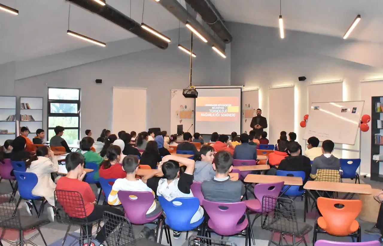 Diyarbakır’da öğrencilere teknolojik bağımlılık semineri
