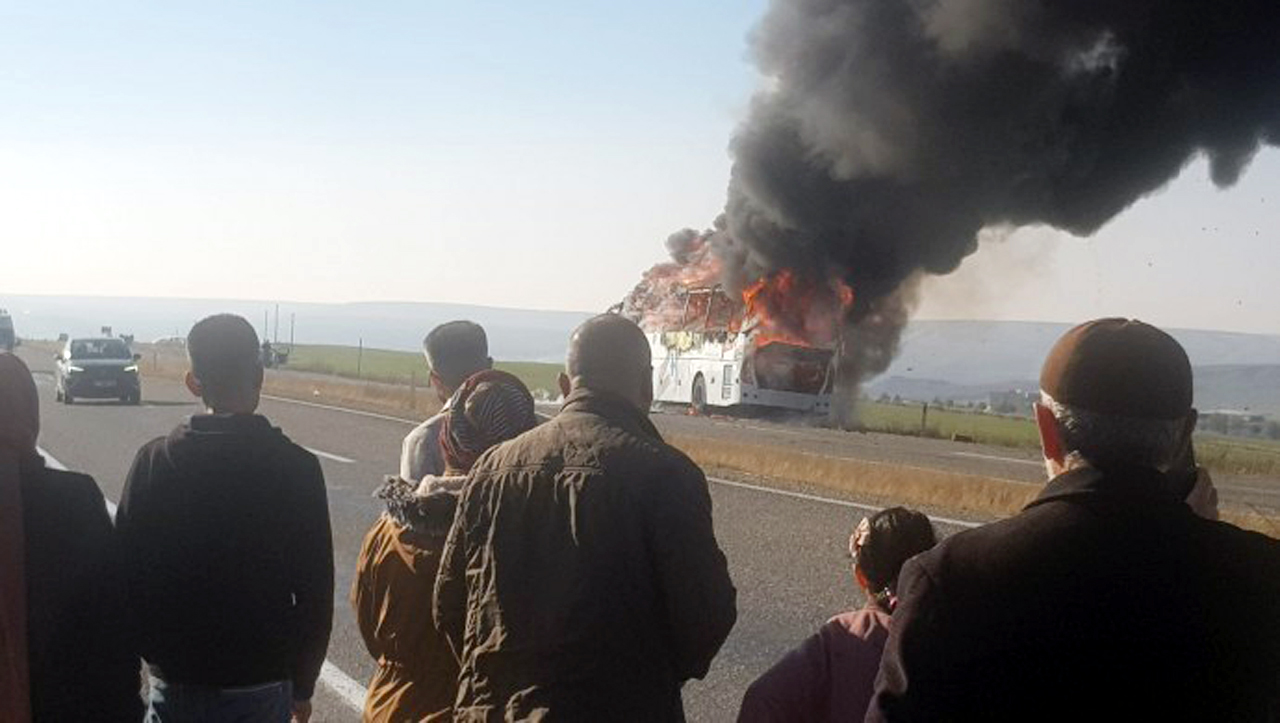 Diyarbakır’da seyir halindeki yolcu otobüsü yandı!