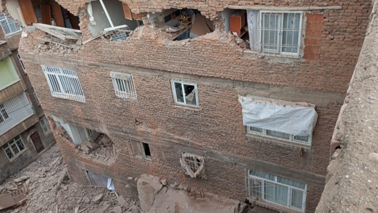 Diyarbakır’daki göçük esnasında 3 bina zarar gördü;  Aileler evsiz kaldı!