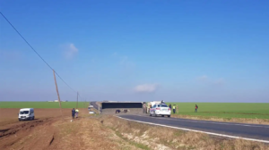 Diyarbakır’da devrilen kamyon yolu trafiğe kapattı
