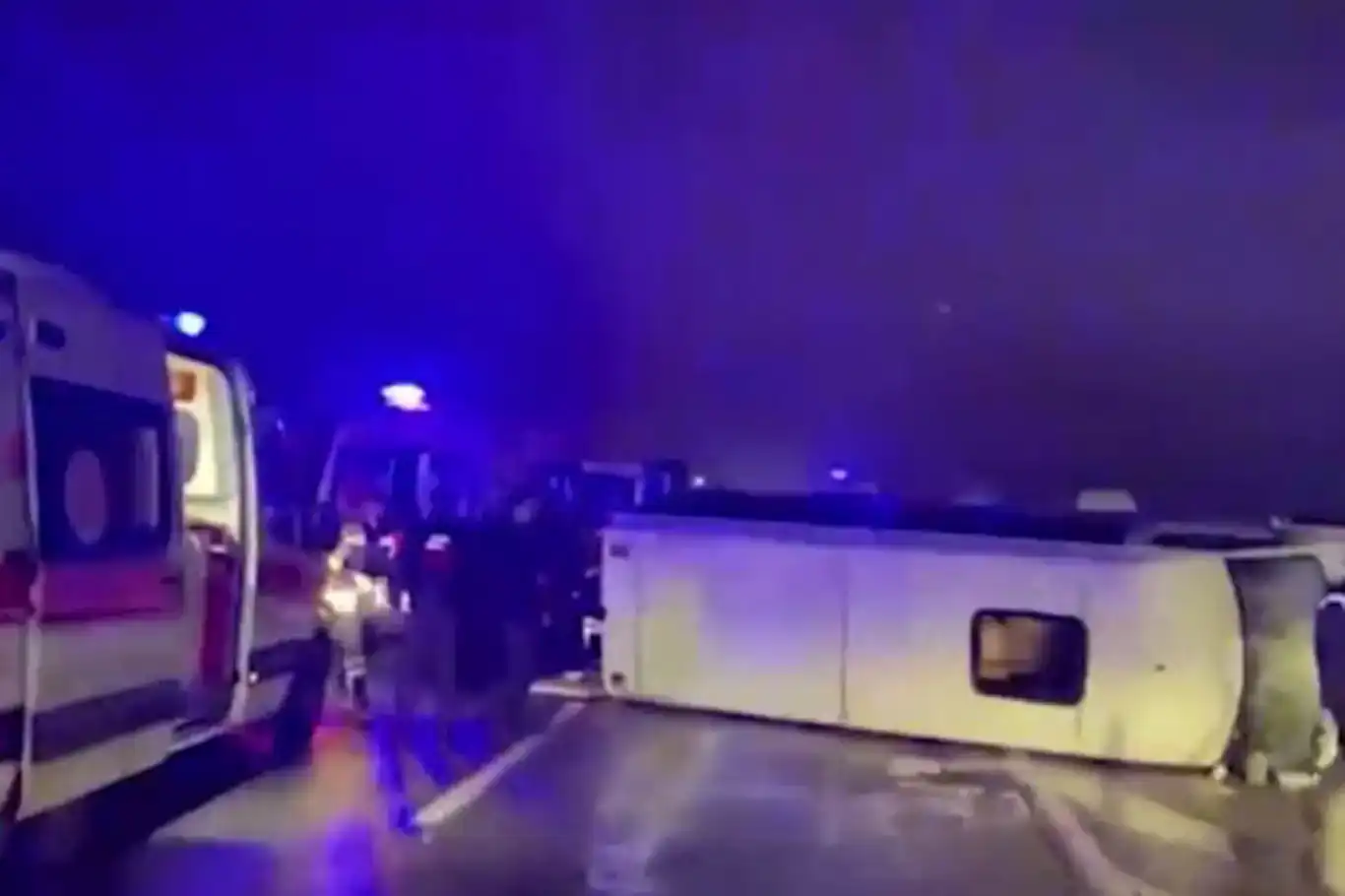 Diyarbakır’da minibüs devrildi: 2’si ağır 15 yaralı