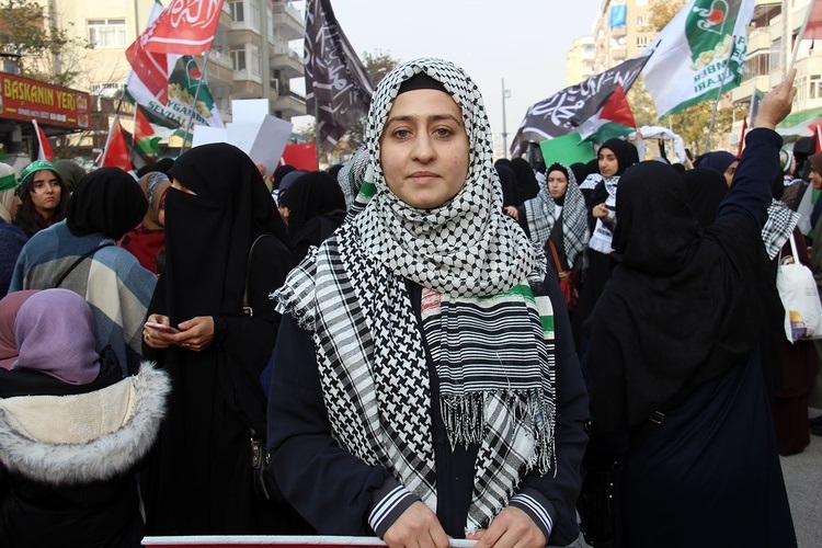 Diyarbakırlı kadınlar ziynet eşyalarını Filistin’e bağışladı