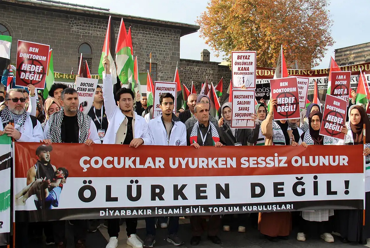 Diyarbakır’da çalışan sağlık çalışanlarının sessiz yürüyüş devam ediyor