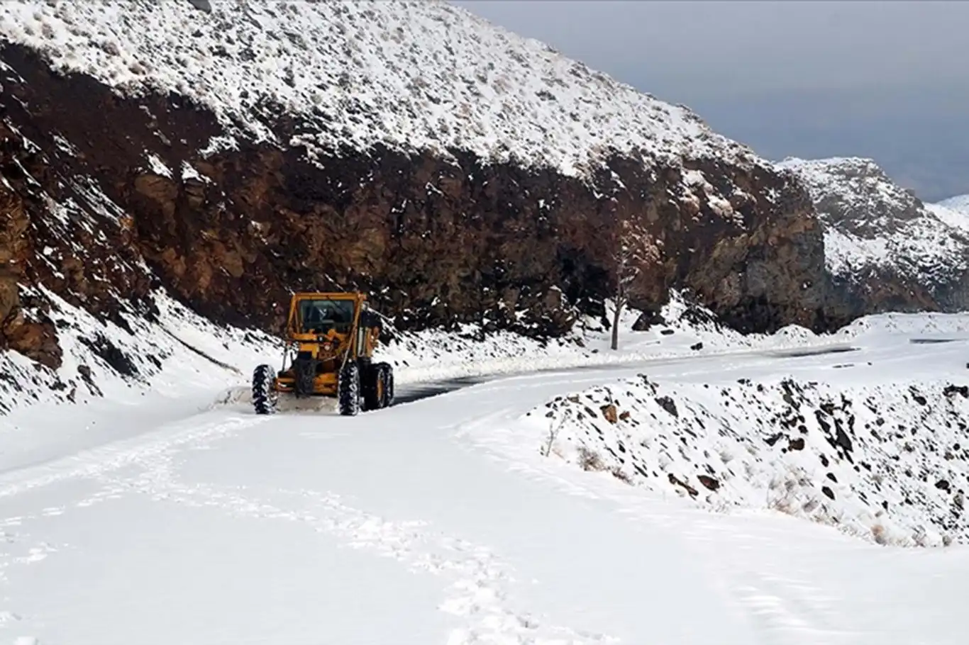 Kar nedeniyle 80 yerleşim yolu ulaşıma kapandı