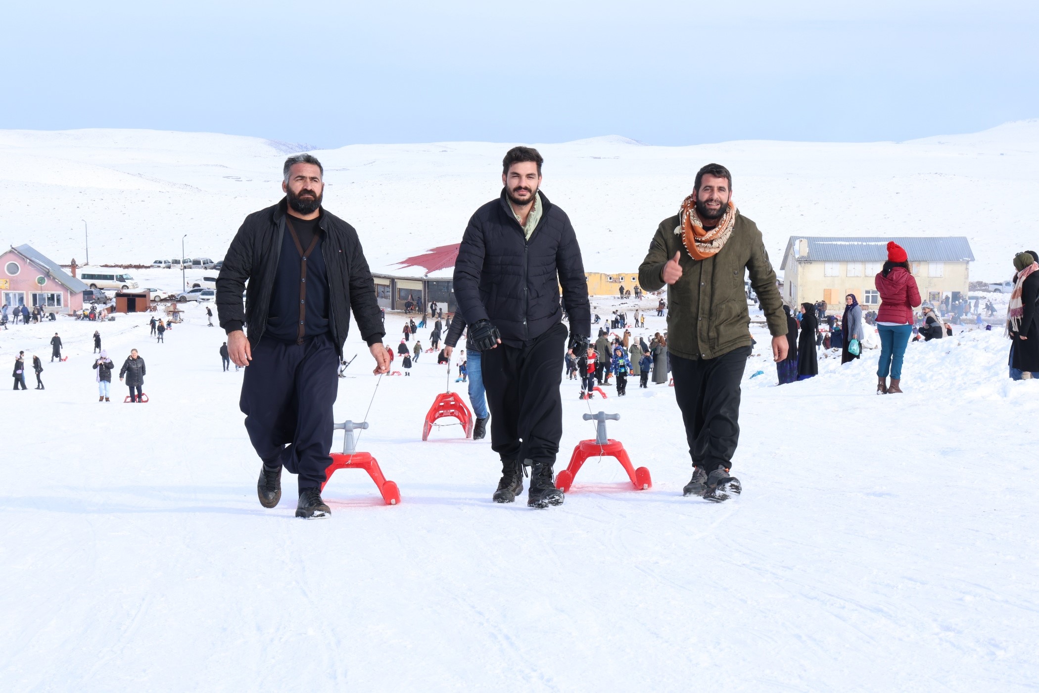 Diyarbakır’da şalvarlı ve fistanlı kayak tutkusu!