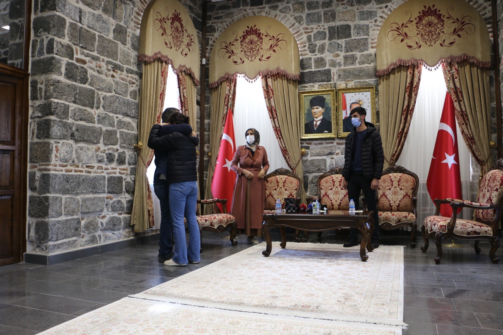Diyarbakır’daki  evlat nöbetinde bir anne daha evladına kavuştu