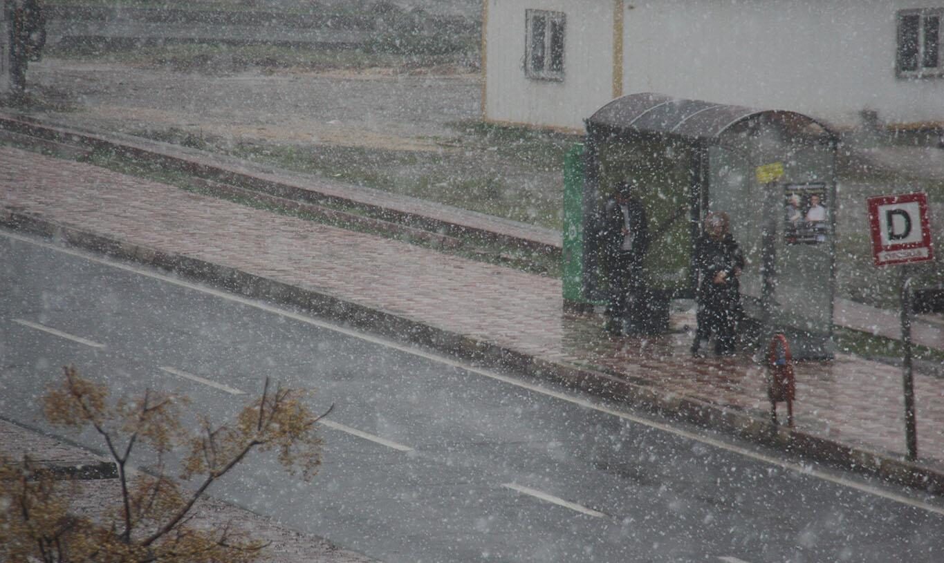 Diyarbakır'da mevsimin ilk karı yağdı