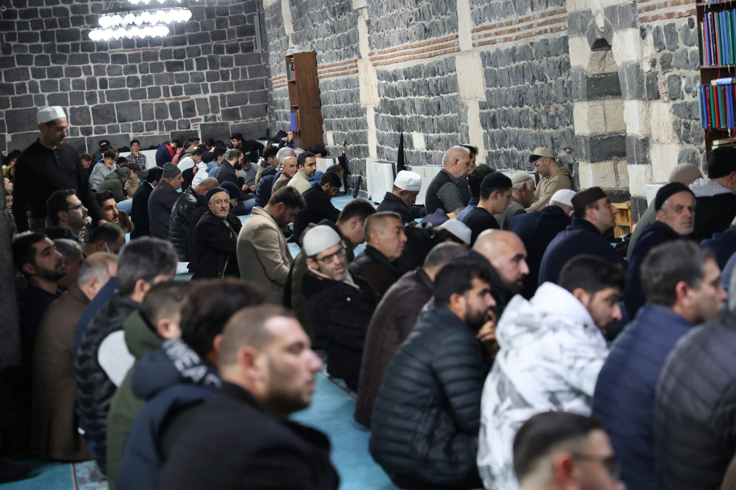 Diyarbakır’da Regaip Kandili dualarla geçti