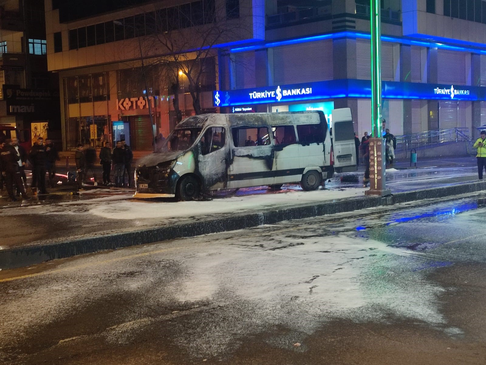 Diyarbakır’da alev alan yolcu minibüsü küle döndü