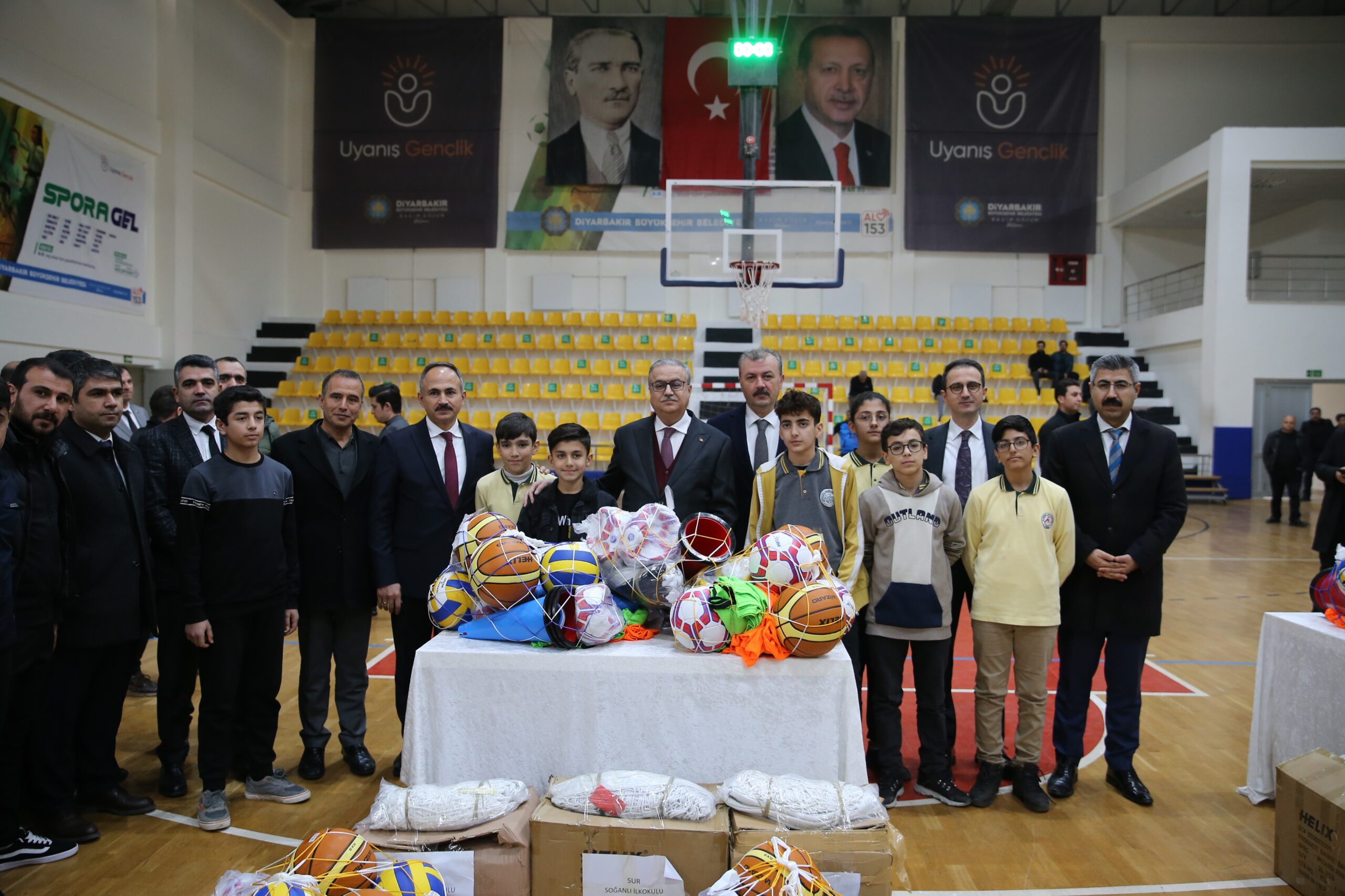 Diyarbakır’da 250 okula spor malzemesi desteği verildi