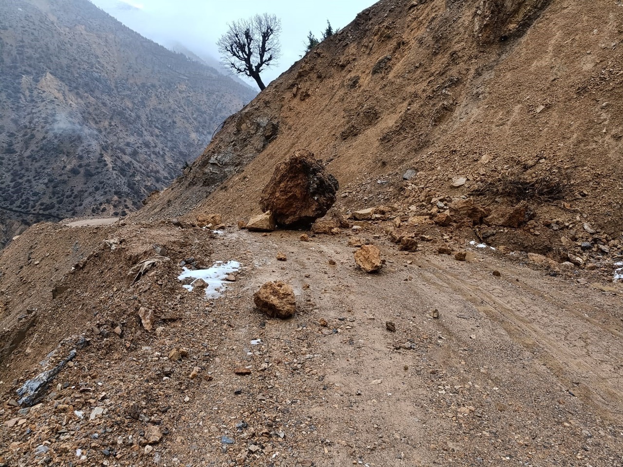 Yola düşen kaya parçaları köy yolunu kapattı!