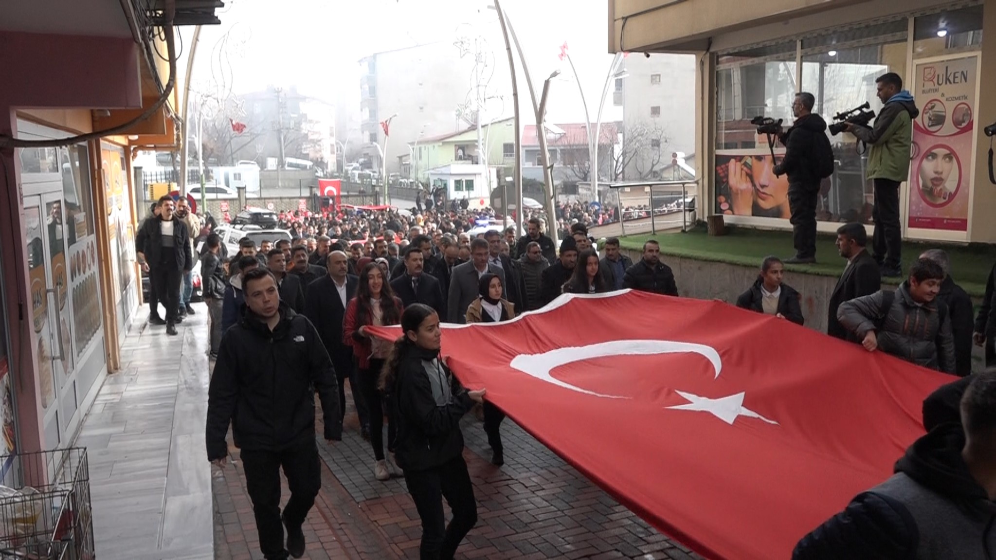  Diyarbakır’da şehitlere saygı yürüyüşü yapıldı