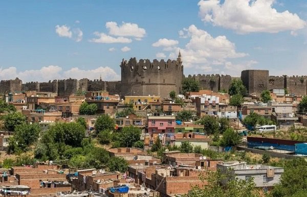 Diyarbakır’da E-Ticaretten Alışveriş Yapanlar Dikkat!  E-Ticaret Sitelerine Sahte İlanlar Koyarak 30 Kişiyi Dolandıran Şebeke Çökertildi