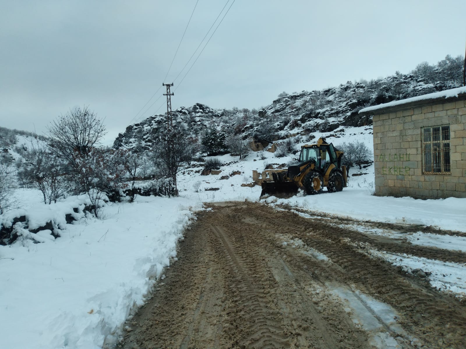 Diyarbakır’da kardan kapanan 474 kilometre yol ulaşıma açıldı