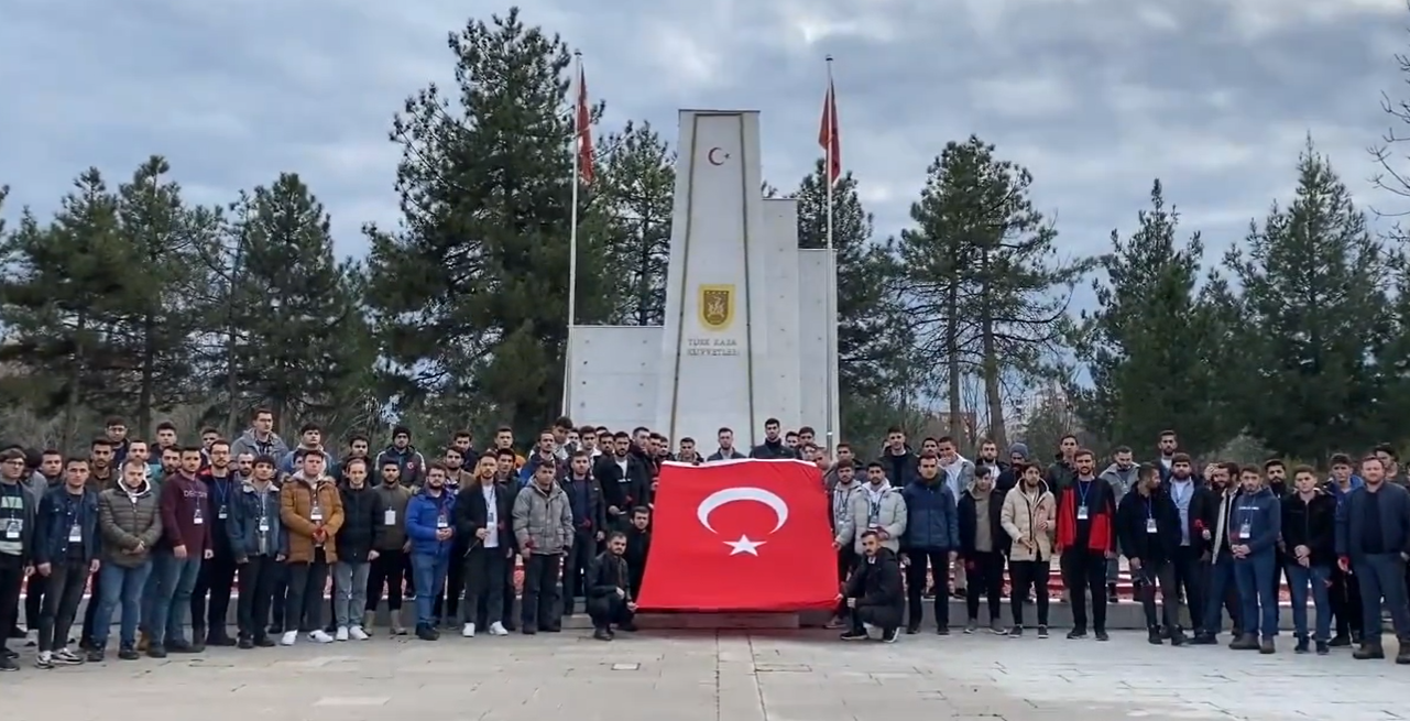 Yurt Öğrencileri Diyarbakır’da Şehitleri Ziyaret Etti!