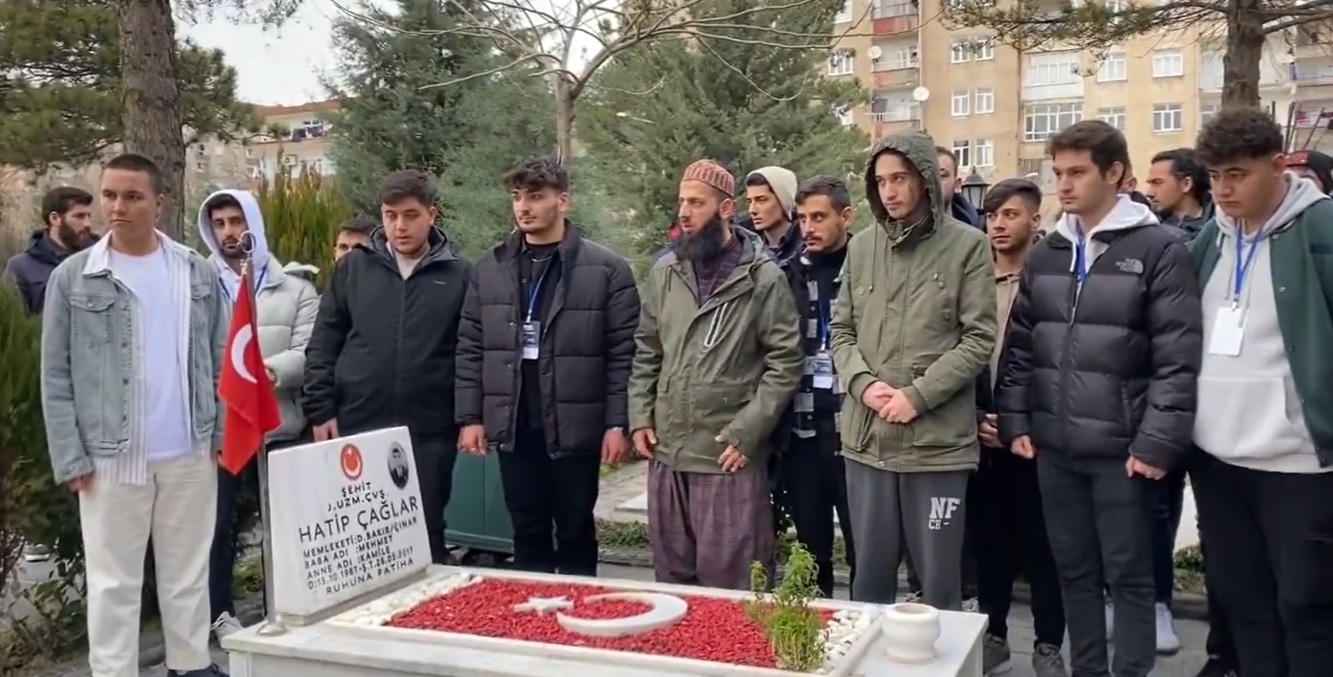 Yurt Öğrencileri Diyarbakır’da Şehitleri Ziyaret Etti!