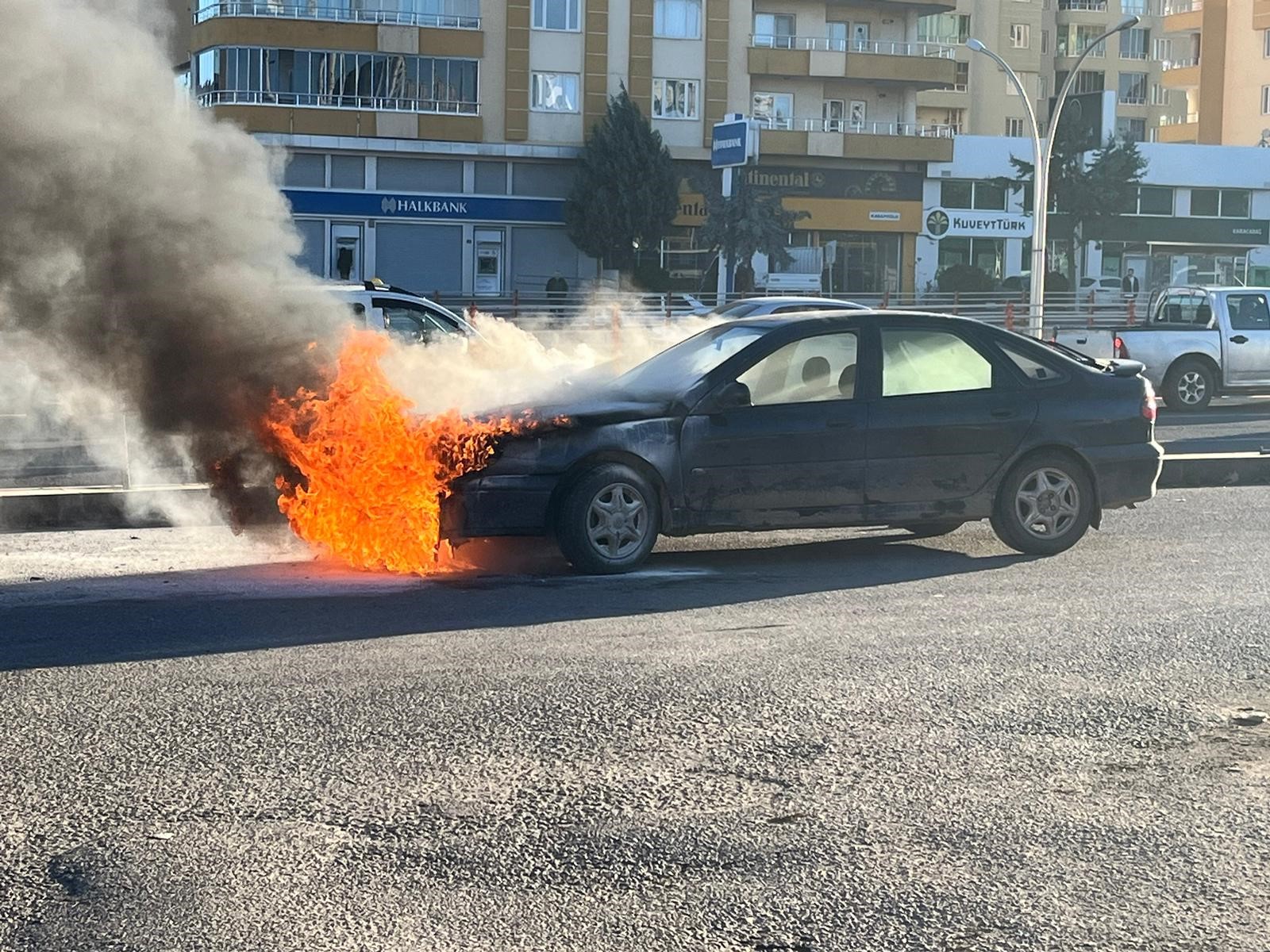 Diyarbakır’da bakımdan çıkan araç test sürüşünde alev alev yandı