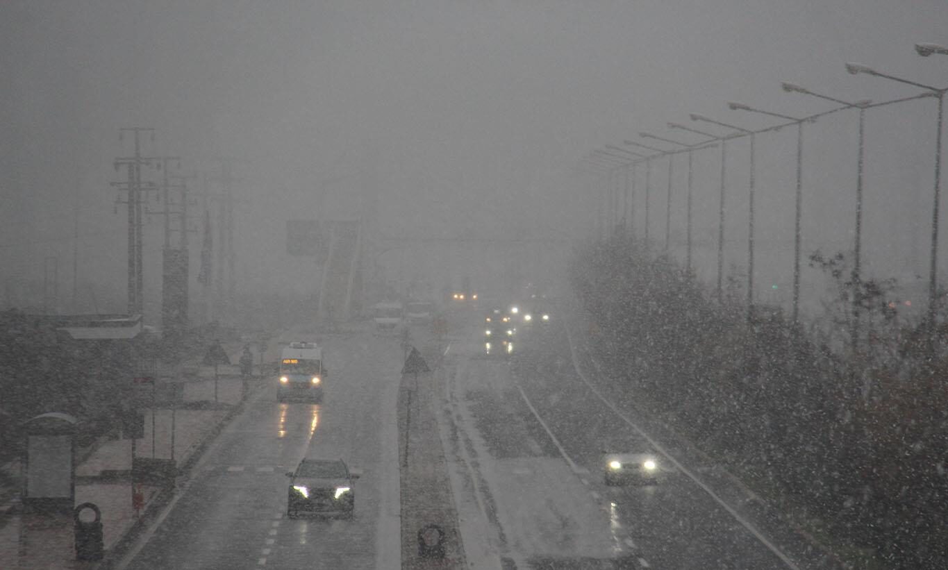 Diyarbakır'da mevsimin ilk karı yağdı